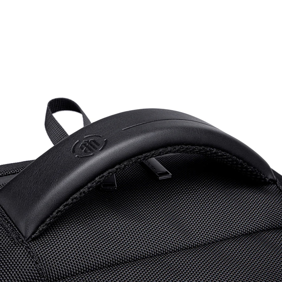 Arctic Hunter B00120c