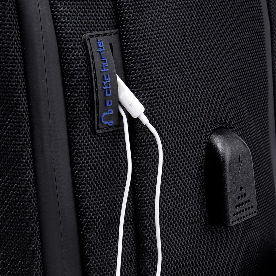 Arctic Hunter B00120c