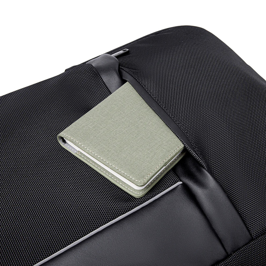 Arctic Hunter B00120c