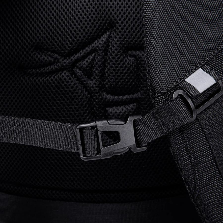 Arctic Hunter B00120c