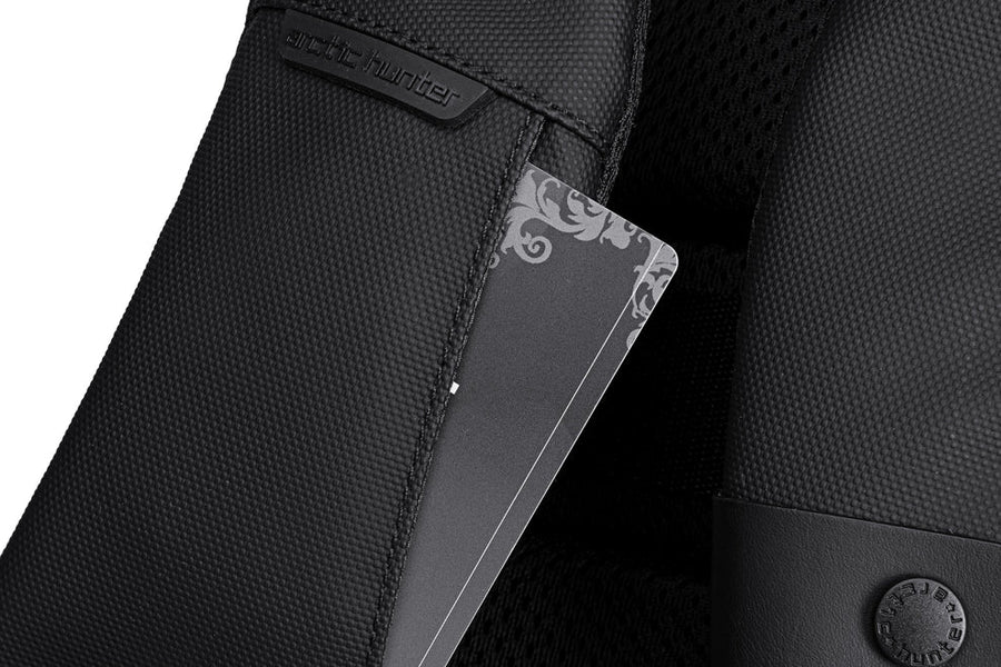 Arctic Hunter B00574